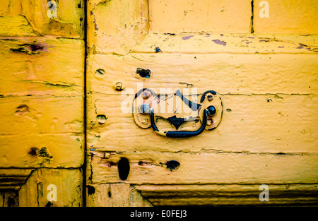 Rustico porta giallo Foto Stock