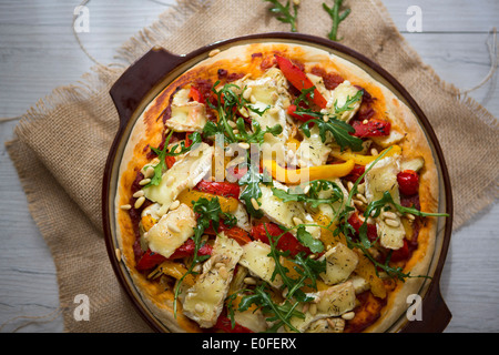 In casa la pizza vegetariana con peperoni, Brie e Rucola Foto Stock