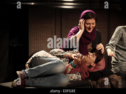 Tehran, Iran. 11 Maggio, 2014. Gli studenti iraniani eseguire durante il XVII International Student Festival di Teatro di Teheran, capitale dell'Iran, 11 maggio 2014. Otto giorni di festival aperto qui il 10 maggio. © Ahmad Halabisaz/Xinhua/Alamy Live News Foto Stock