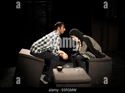 Tehran, Iran. 11 Maggio, 2014. Gli studenti iraniani eseguire durante il XVII International Student Festival di Teatro di Teheran, capitale dell'Iran, 11 maggio 2014. Otto giorni di festival aperto qui il 10 maggio. © Ahmad Halabisaz/Xinhua/Alamy Live News Foto Stock