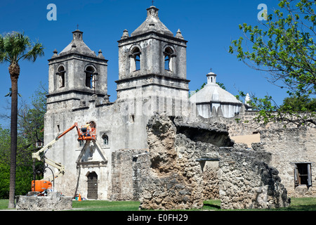 Il sollevamento meccanico lavora sulla facciata, missione Nuestra Senora de la Purisima Concepcion de Acuna (1731), San Antonio, Texas, Stati Uniti d'America Foto Stock