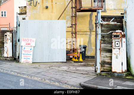 Vecchia pompa di benzina a riparazione auto garage, Bristol, Regno Unito Foto Stock