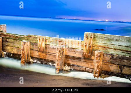 Una bella immagine di una luce di legno verniciato rompe il muro shot prima dell'alba con una lunga esposizione. Foto Stock