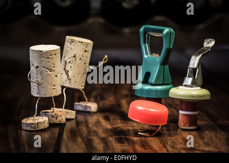 Vari i tappi di bottiglia in una competizione, vino cork figure Foto Stock