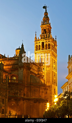 La torre Giralda al crepuscolo, Siviglia, Spagna Foto Stock