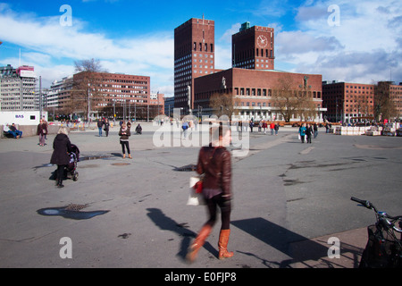 Europa; Norvegia; Oslo; inverno; persone; a piedi; Sun; rilassarsi; City Hall Square; Radhusplassen; ragazza Foto Stock