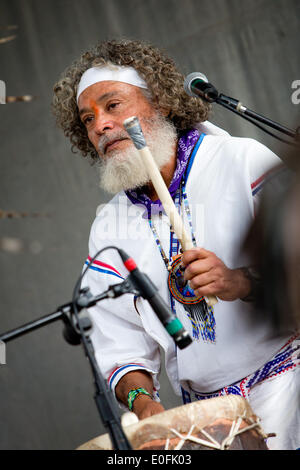 Nativi Americani di eseguire la Danza Azteca con tamburi a Sheila R. Hardin Festival multiculturale, nel gennaio 2014. San Diego - California Foto Stock
