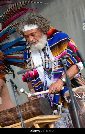 Nativi Americani di eseguire la Danza Azteca con tamburi a Sheila R. Hardin Festival multiculturale, nel gennaio 2014. San Diego - California Foto Stock