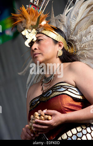 Nativi Americani di eseguire la Danza Azteca con tamburi a Sheila R. Hardin Festival multiculturale, nel gennaio 2014. San Diego - California Foto Stock
