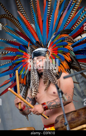 Nativi Americani di eseguire la Danza Azteca con tamburi a Sheila R. Hardin Festival multiculturale, nel gennaio 2014. San Diego - California Foto Stock