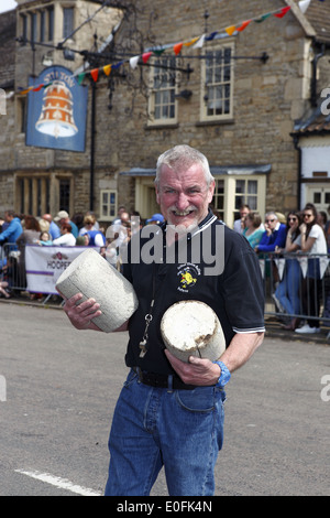 La stravagante formaggio annuale tenutasi a rotolamento in Stilton il giorno di maggio lunedì festivo, Stilton, Cambridgeshire, Inghilterra, Gran Bretagna Foto Stock