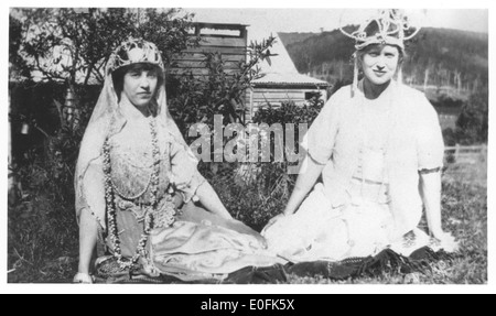 [Due donne in costume seduto a terra ca. 1920s?] Foto Stock