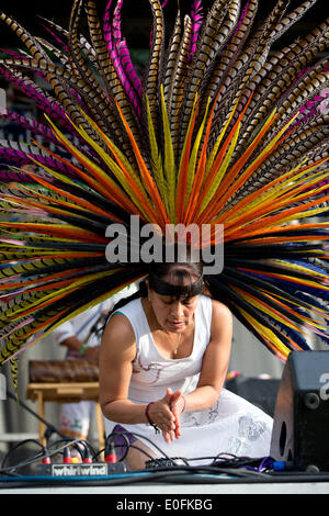 Nativi Americani di eseguire la Danza Azteca con tamburi a Sheila R. Hardin Festival multiculturale, nel gennaio 2014. San Diego - California Foto Stock