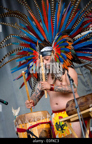 Nativi Americani di eseguire la Danza Azteca con tamburi a Sheila R. Hardin Festival multiculturale, nel gennaio 2014. San Diego - California Foto Stock