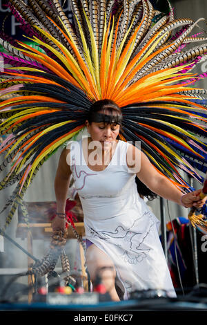 Nativi Americani di eseguire la Danza Azteca con tamburi a Sheila R. Hardin Festival multiculturale, nel gennaio 2014. San Diego - California Foto Stock