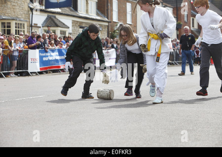 La stravagante formaggio annuale tenutasi a rotolamento in Stilton il giorno di maggio lunedì festivo, Stilton, Cambridgeshire, Inghilterra, Gran Bretagna Foto Stock