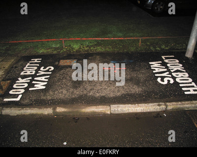 Guardare in entrambe le direzioni di scritte sulla pavimentazione Foto Stock