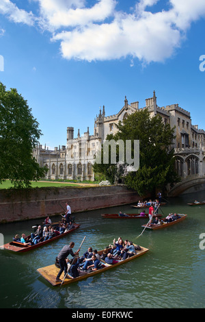 Punting sul fiume Cam, St John's College costituente sulla sinistra, Cambridge, Regno Unito Foto Stock