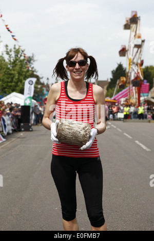 La stravagante formaggio annuale tenutasi a rotolamento in Stilton il giorno di maggio lunedì festivo, Stilton, Cambridgeshire, Inghilterra, Gran Bretagna Foto Stock