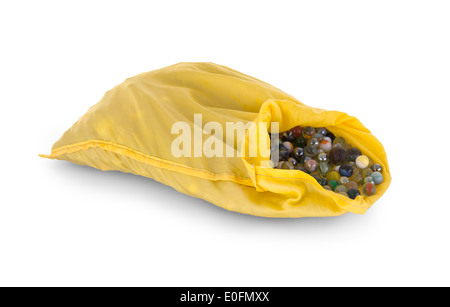 Assortiti in vetro nero marmi disposti in una custodia di colore giallo su sfondo bianco Foto Stock