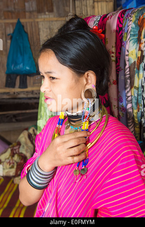 A collo lungo donna, tribù Karen, Chiang Mai, Thailandia Foto Stock