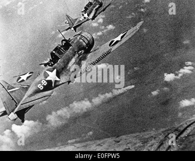 Battaglia di Midway US Navy Douglas SBD-3 'Dauntless' dive bombardieri preparare per attaccare la masterizzazione incrociatore giapponese Mikuma 6 Giugno 1942 Foto Stock