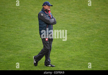 Nazionale Polacca di soccer manager Adam Nawalka conduce la pre-finale match sessione di formazione polacca della nazionale di calcio al Millerntor Stadium di Amburgo, Germania, 12 maggio 2014. La Germania dovrà affrontare la Polonia in una partita amichevole il 13 maggio 2014. Foto: MARCUS BRANDT/dpa Foto Stock