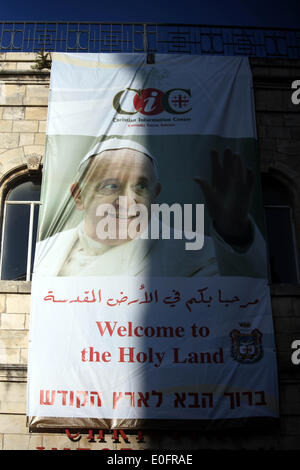 Gerusalemme, Gerusalemme, Territorio palestinese. Il 12 maggio 2014. Un poster grande di Papa Francesco è visto sul Christian Information Center nella città vecchia di Gerusalemme, 12 maggio 2014. Più di 200 ebrei ortodossi hanno protestato lunedì contro il papa la prevista visita al sito dove i cristiani credono Gesù Cristo ha avuto la sua Ultima Cena © Saeed Qaq APA/images/ZUMAPRESS.com/Alamy Live News Foto Stock