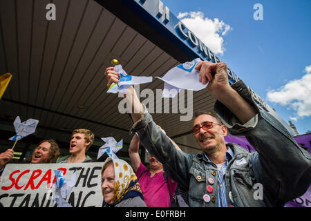 Londra, Regno Unito. Il 12 maggio 2014. Una povertà energetica protester lacrime fino a British Gas bill durante una manifestazione di protesta al di fuori della British Gas AGM presso il centro conferenze QE2 in Westminster dimostrando contro il rialzo dei prezzi dei prodotti energetici. Credito: Guy Corbishley/Alamy Live News Foto Stock