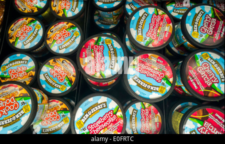 Gelato Ben & Jerry è visto in un congelatore in un supermercato a New York Martedì, 6 maggio 2014. (© Richard B. Levine) Foto Stock