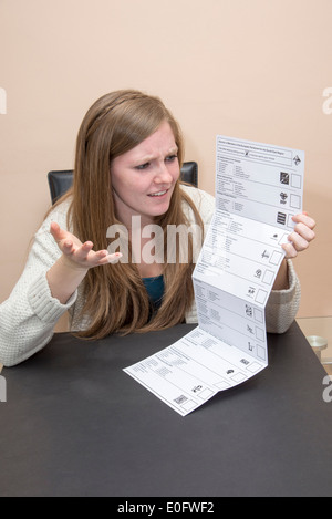 Teenage prima volta elettore con il suo voto postale carta per Parlamento europeo elezione Maggio 2014 con 15 parti da scegliere Foto Stock