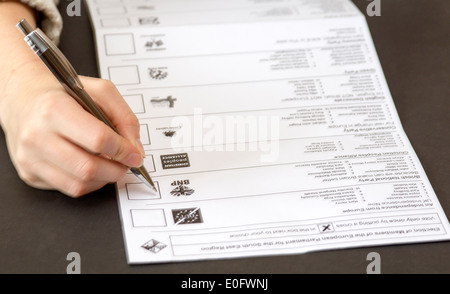 Mettere cross postali voto cartaceo alle elezioni per il Parlamento europeo, Maggio 2014 Foto Stock