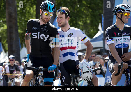 11 maggio 2014 - Sacramento, CA, Stati Uniti d'America - Bradley Wiggins del Team Sky colloqui con i compagni di paese uomo Mark Cavendish, prima dell'inizio della AMGEN Tour della California Domenica, 11 maggio 2014 a Sacramento. (Credito Immagine: © Hector Amezcua/Sacramento Bee/ZUMAPRESS.com) Foto Stock