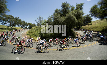 11 maggio 2014 - Sacramento, CA, Stati Uniti d'America - Il Peloton gare giù il salmone Falls Road durante la prima fase della Amgen tour della California domenica 11 maggio, 2014 in El Dorado Hills, in California (Credito Immagine: © Paul Kitagaki Jr/Sacramento Bee/ZUMAPRESS.com) Foto Stock