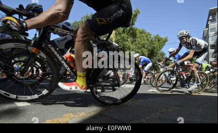 11 maggio 2014 - Sacramento, CA, Stati Uniti d'America - Il Peloton gare giù L Street da 19th Street durante la prima fase della Amgen tour della California domenica 11 maggio, 2014 a Sacramento, California (Credito Immagine: © Paul Kitagaki Jr/Sacramento Bee/ZUMAPRESS.com) Foto Stock