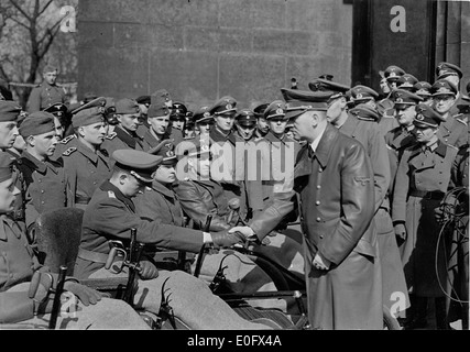 Un'immagine storica di Adolf Hitler che tiene un discorso, catturato durante una manifestazione nazista o un'apparizione pubblica. Questa foto raffigura il leader mentre si rivolge al pubblico, riflettendo il periodo dell'ascesa e dell'influenza della Germania nazista negli anni '1930 e '1940 Foto Stock