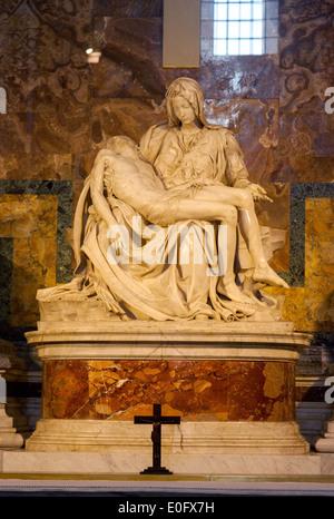 Pietà di Michelangelo, 1498-1499, Basilica di San Pietro Chiesa, Città del Vaticano, Roma Italia Europa Foto Stock