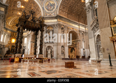 L Altare e il Bernini baldacchino in bronzo, Basilica di San Pietro Chiesa, Città del Vaticano, Roma Italia Europa Foto Stock