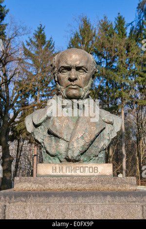 Monumento al famoso chirurgo Nikolay Pirogov nel suo Museo Estate in Vinnitsia, Ucraina. Scultore I. Krestovsky, 1947. Foto Stock