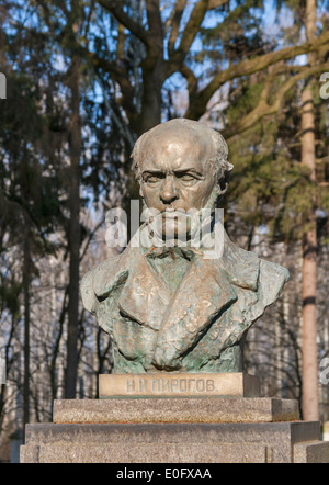 Monumento al famoso chirurgo Nikolay Pirogov nel suo Museo Estate in Vinnitsia, Ucraina. Scultore I. Krestovsky, 1947. Foto Stock