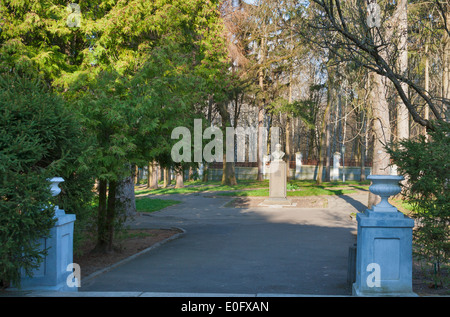 Parco e monumento al famoso chirurgo Nikolay Pirogov nel suo Museo Estate in Vinnitsia, Ucraina. Scultore I. Krestovsky Foto Stock