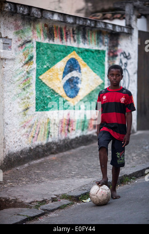 Ritratto di un ragazzo brasiliano in una favela di Rio de Janeiro Foto Stock