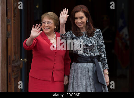 Buenos Aires, Argentina. Il 12 maggio 2014. Il Presidente della Repubblica Argentina Cristina Fernandez (R) pone con il suo omologo cileno Michelle Bachelet nella Casa Presidenziale a Buenos Aires, capitale dell'Argentina, il 12 maggio 2014. Bachelet è in visita in Argentina con lo scopo di siglare accordi bilaterali con il Fernandez. Credito: Martin Zabala/Xinhua/Alamy Live News Foto Stock