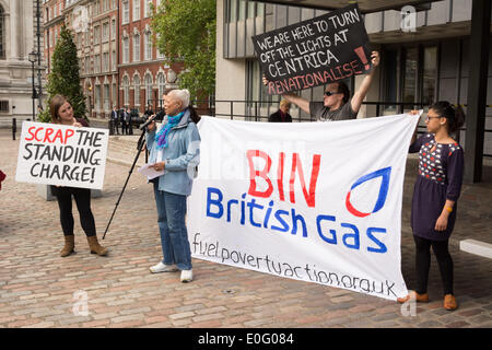 Londra, Regno Unito. Il 12 maggio 2014. Un membro di Lambeth pensionati action group parla al di fuori della British Gas incontro generale annuale a QE2 Palazzo di Westminster. Gruppi di pressione carburante compreso Poverty Action rivendicazione che British Gas fare enormi profitti da sovraccarica i consumatori che spinge poi coloro che sono meno abbienti nella povertà di combustibile - per cui è necessario operare una scelta tra il riscaldamento e mangiare. Essi si sono altresì opposti la produzione di "sporca" di energia che deriva da combustibili fossili. Credito: Patricia Phillips/Alamy Live News Foto Stock