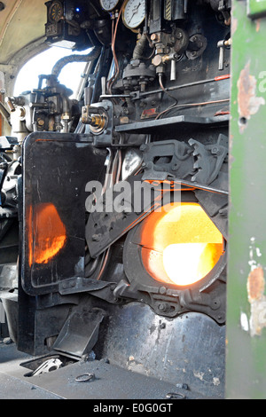 Pavimento e focolare di appannata conserve di motore a vapore 34046 Braunton a Banbury stazione ferroviaria Oxfordshire England Regno Unito Foto Stock