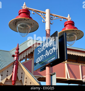 Stratford Upon Avon stazione ferroviaria segno della piattaforma con lampade e vecchio stile passerella Warwickshire England Regno Unito Foto Stock