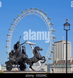 Boadicea carro scultura a Westminster Bridge con il London Eye e la Shell di costruzione al di là Foto Stock