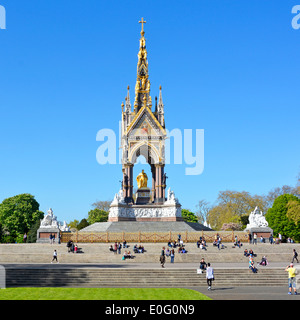 Storico monumento turistico vittoriano di Londra Albert Memorial nel paesaggio dei Kensington Gardens con il principe Alberto seduto giorno blu cielo Londra Inghilterra Regno Unito Foto Stock