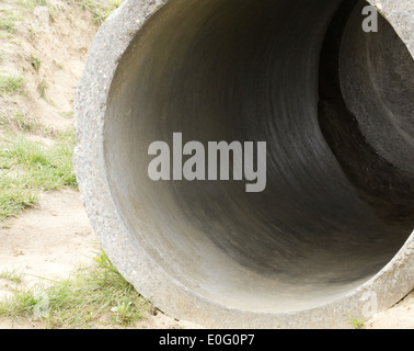 Il cemento canale sotterraneo, vista sull'interno Foto Stock