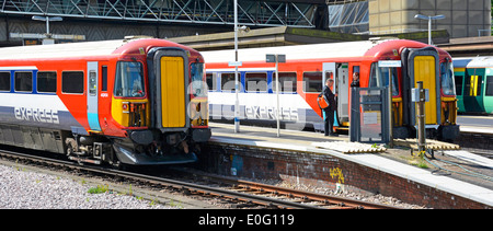 L' Aeroporto di Gatwick Express train equipaggio in chat prima di iniziare il viaggio di ritorno a Londra da Gatwick Airport Station Foto Stock